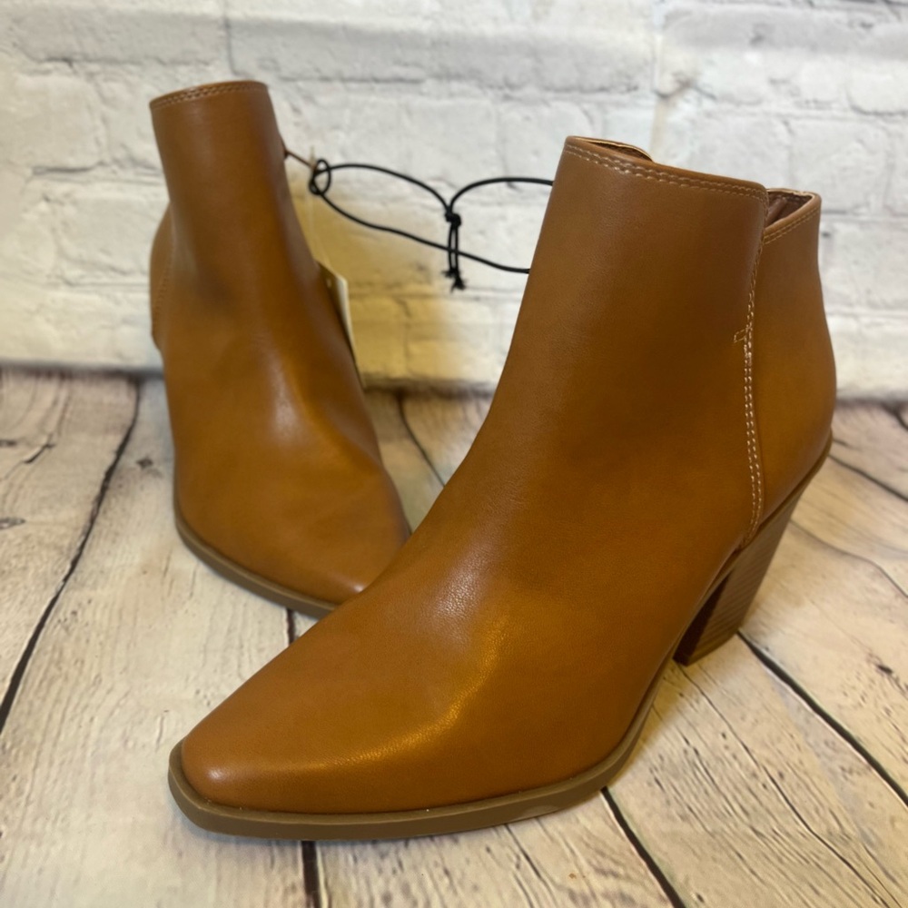 a.n.a Womens Dutch Stacked Heel Booties NWT